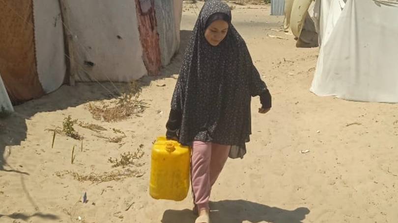 💔 Three Girls Under Fire… Struggling to Survive Without Shelter or Support 💔