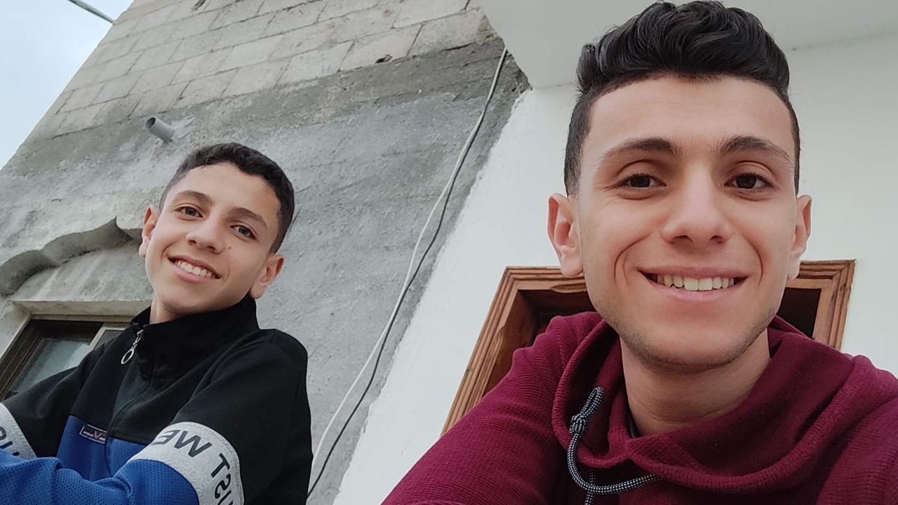 stand-with-ali-s-family-help-him-carry-the-weight-and-afford-survival